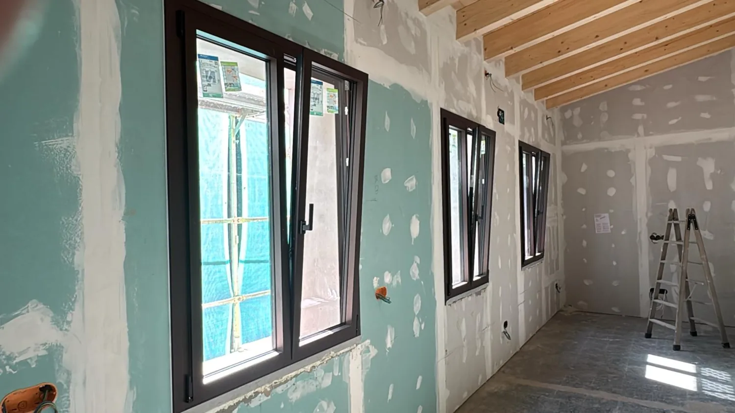 Ventanas y puerta de aluminio REFINE en una casa de piedra (7)