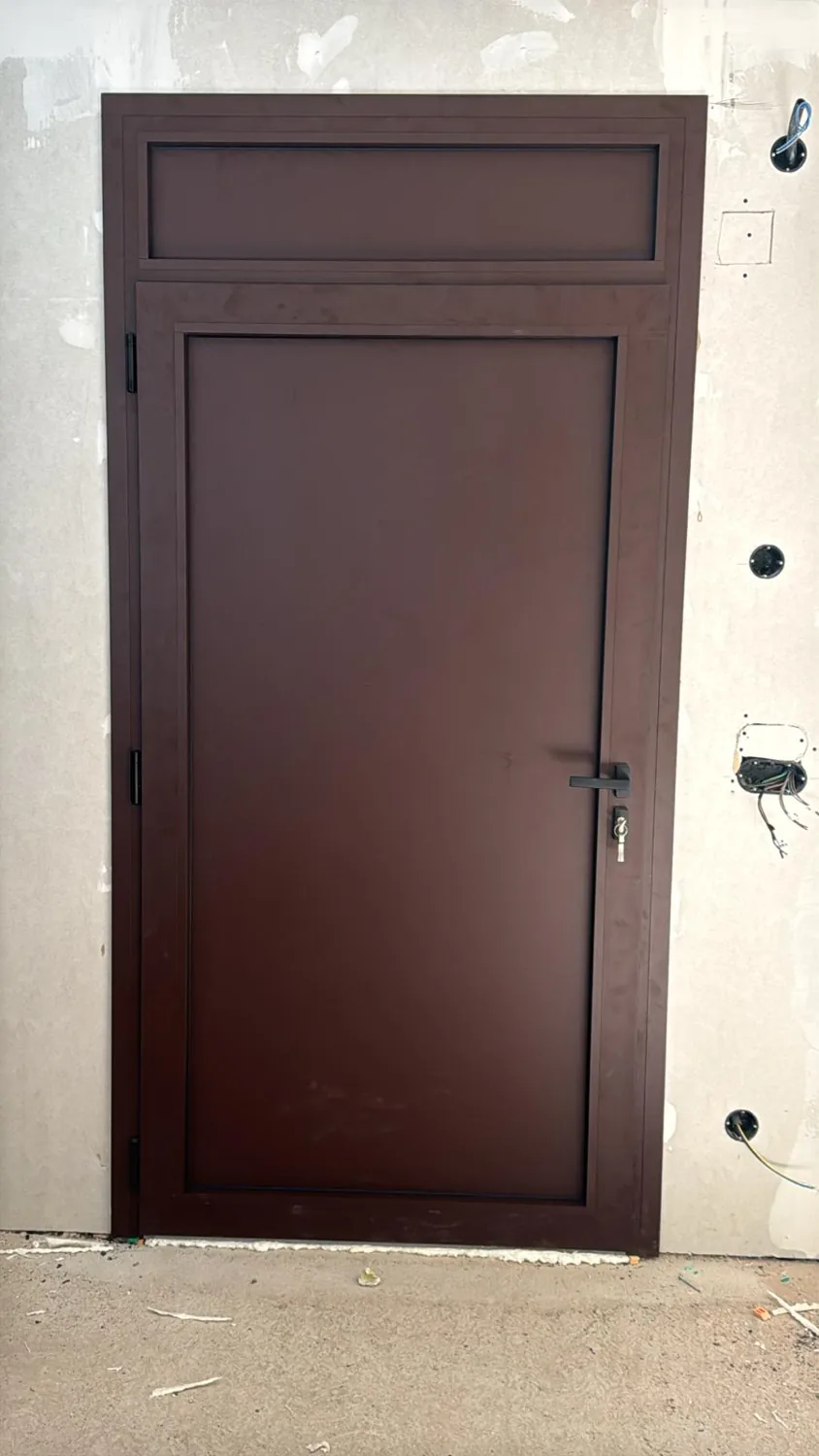 Ventanas y puerta de aluminio REFINE en una casa de piedra (8)