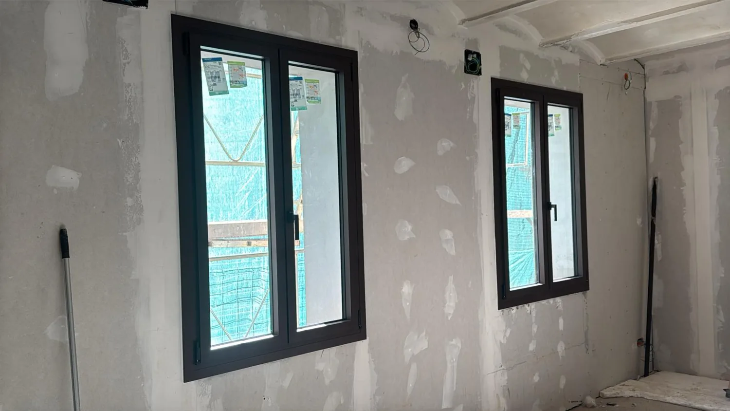 Ventanas y puerta de aluminio REFINE en una casa de piedra (9)