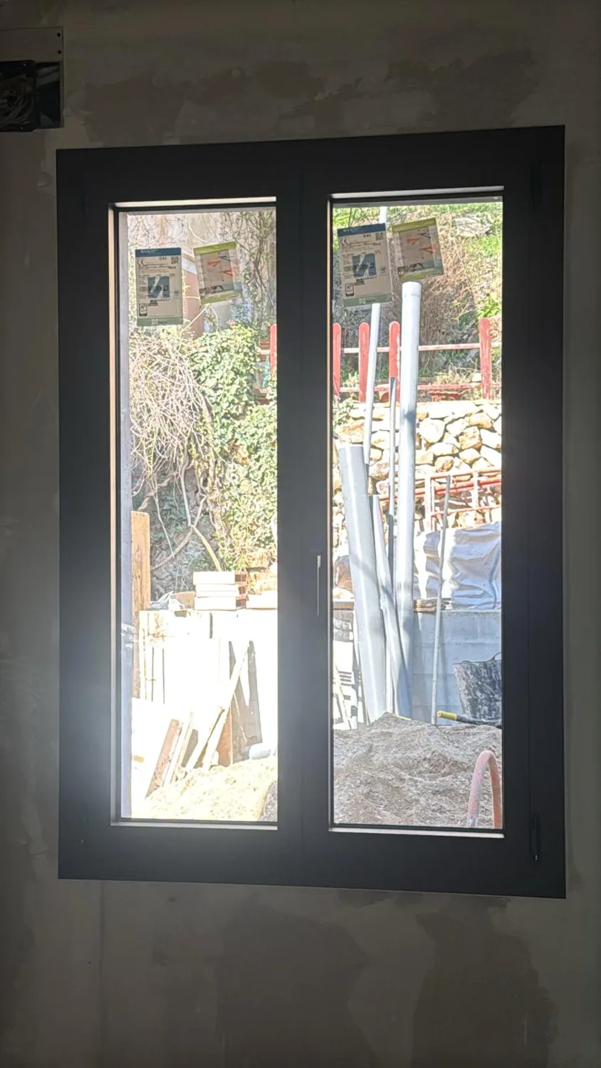 Ventanas y puerta de aluminio REFINE en una casa de piedra (10)