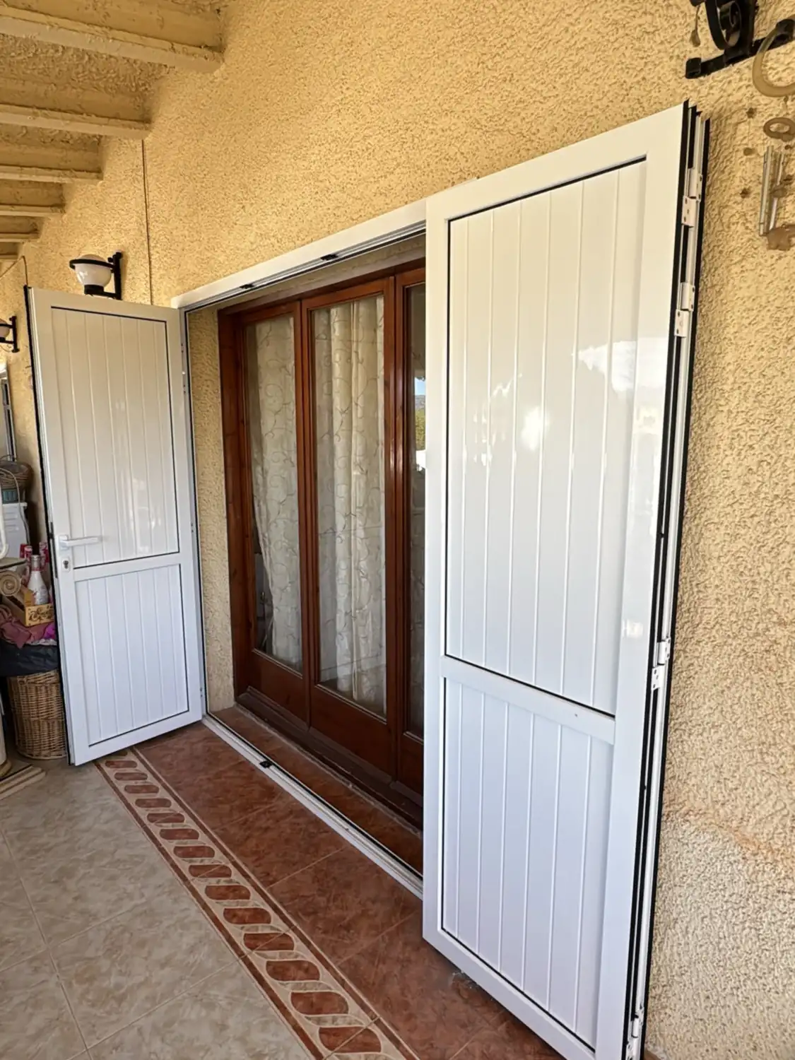 Mallorquinas y puertas de aluminio blanco en una casa de campo