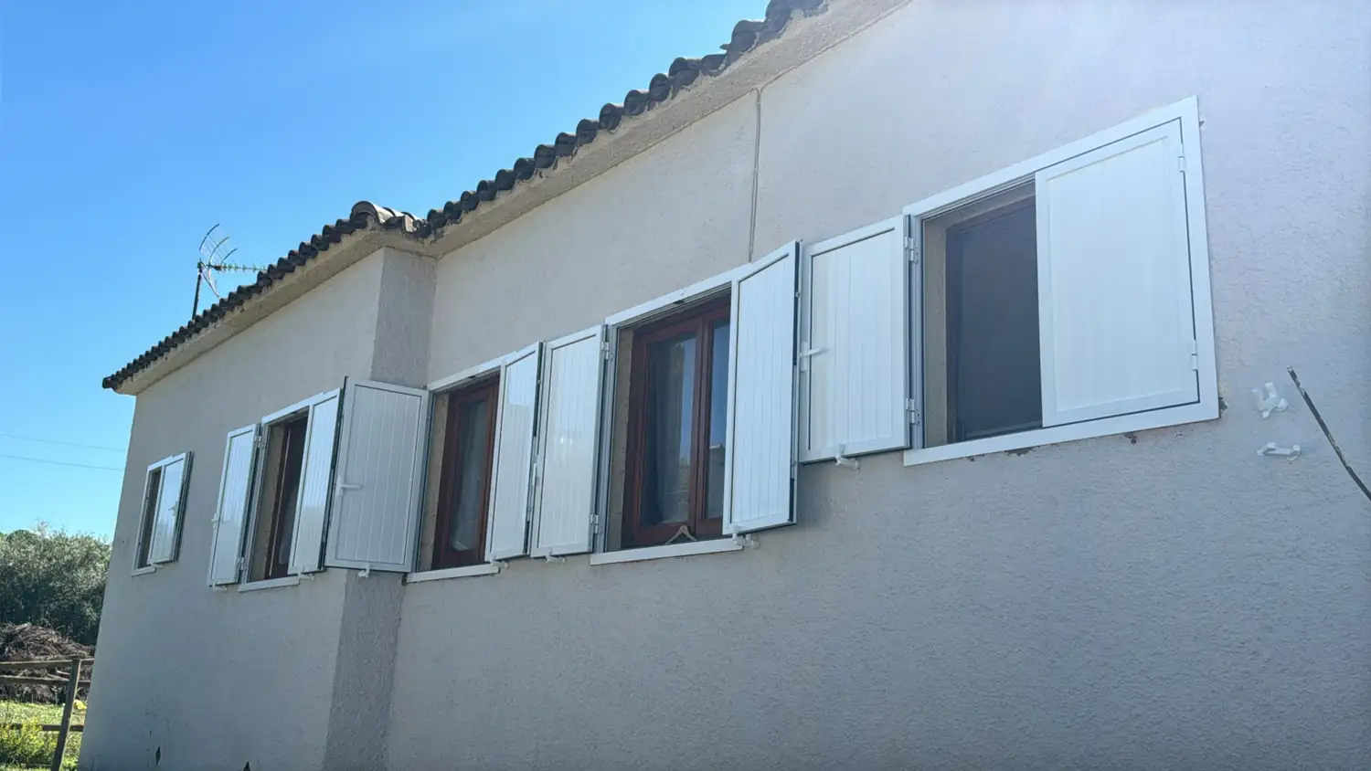 Mallorquinas y puertas de aluminio blanco en una casa de campo (2)