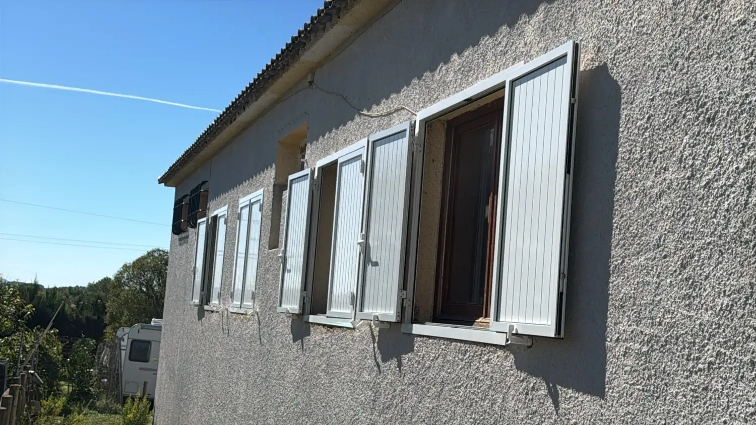Mallorquinas y puertas de aluminio blanco en una casa de campo (3)