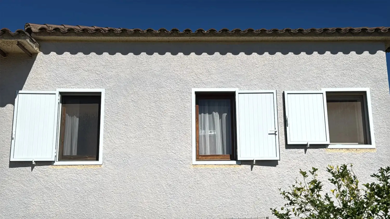Mallorquinas y puertas de aluminio blanco en una casa de campo (4)