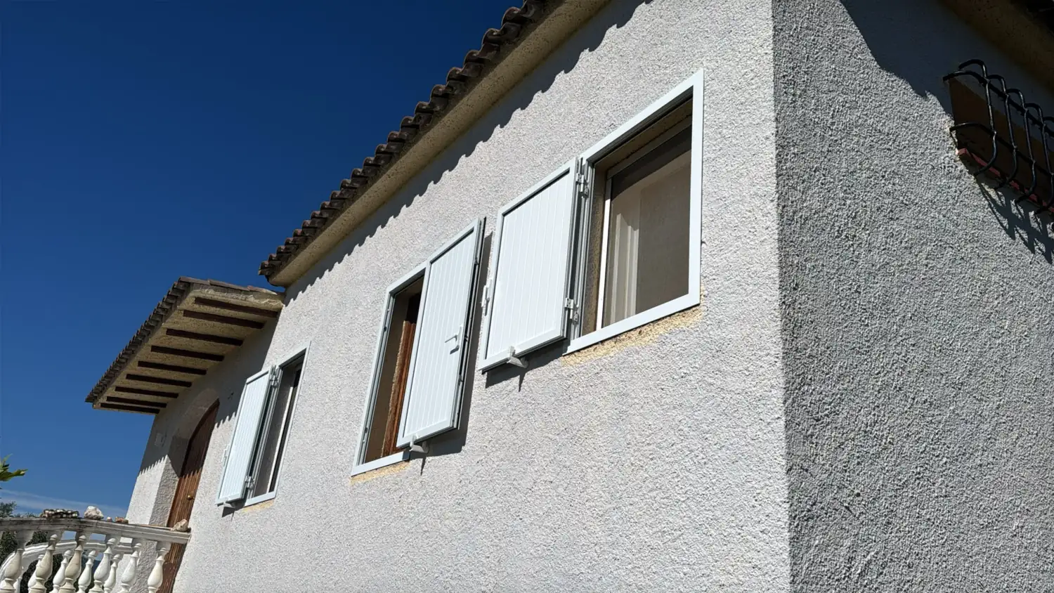 Mallorquinas y puertas de aluminio blanco en una casa de campo (5)