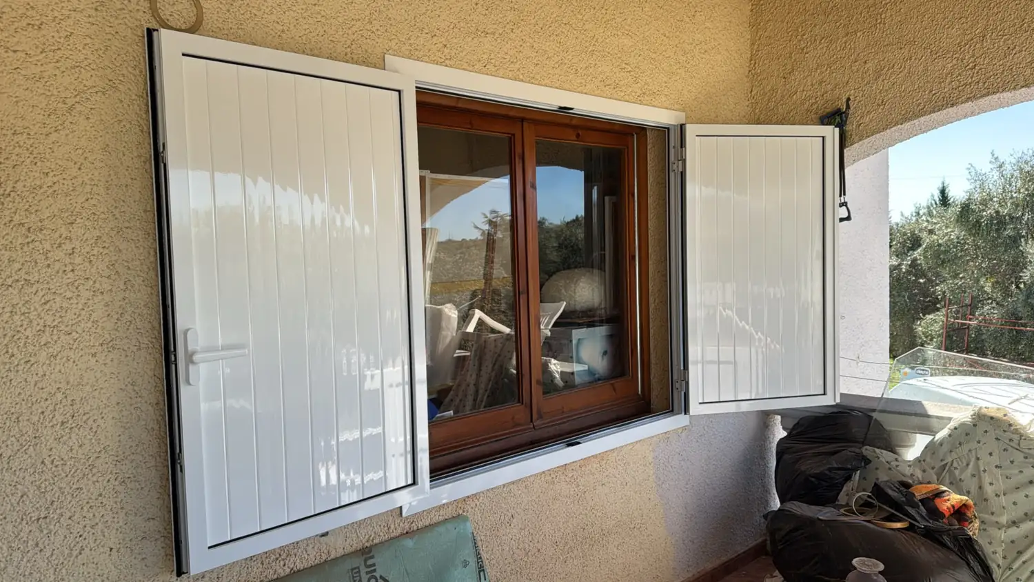 Mallorquinas y puertas de aluminio blanco en una casa de campo (6)