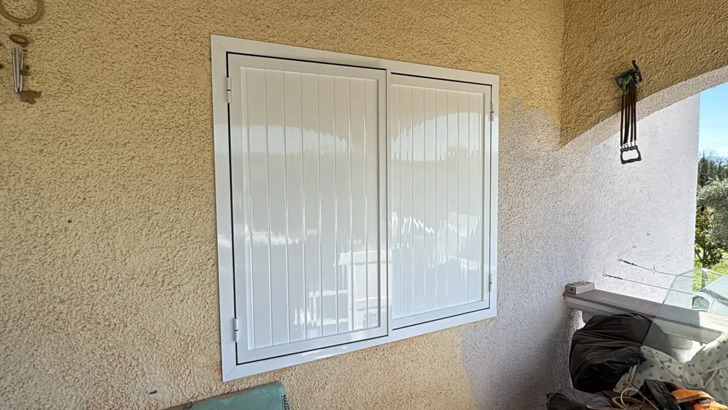 Mallorquinas y puertas de aluminio blanco en una casa de campo (7)