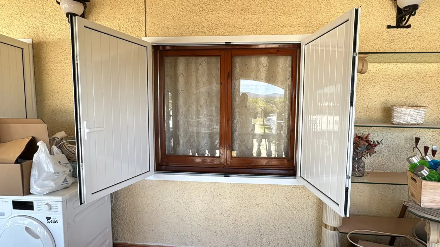 Mallorquinas y puertas de aluminio blanco en una casa de campo (8)