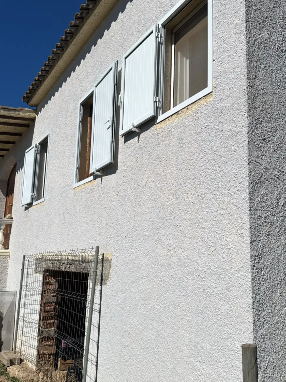 Mallorquinas y puertas de aluminio blanco en una casa de campo (9)