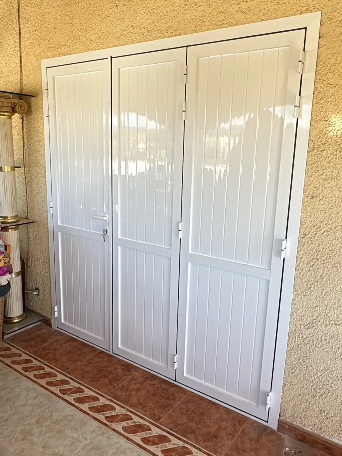 Mallorquinas y puertas de aluminio blanco en una casa de campo (10)