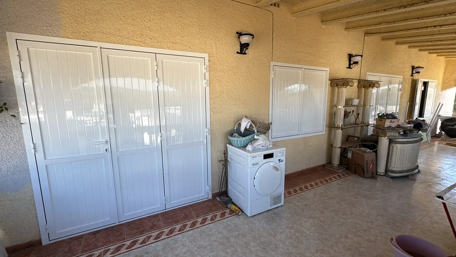 Mallorquinas y puertas de aluminio blanco en una casa de campo (11)