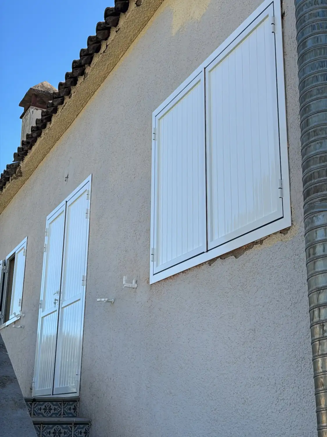 Mallorquinas y puertas de aluminio blanco en una casa de campo (12)