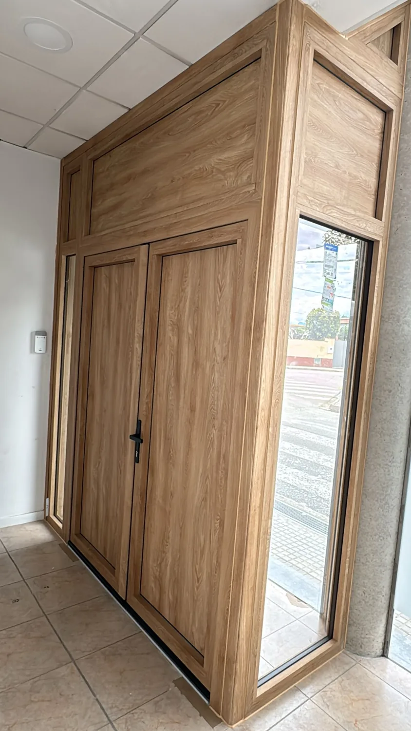 Puerta de entrada de aluminio imitación madera para local comercial (2)