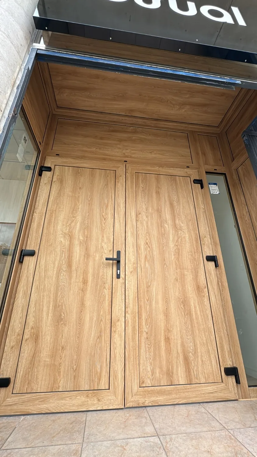 Puerta de entrada de aluminio imitación madera para local comercial (3)