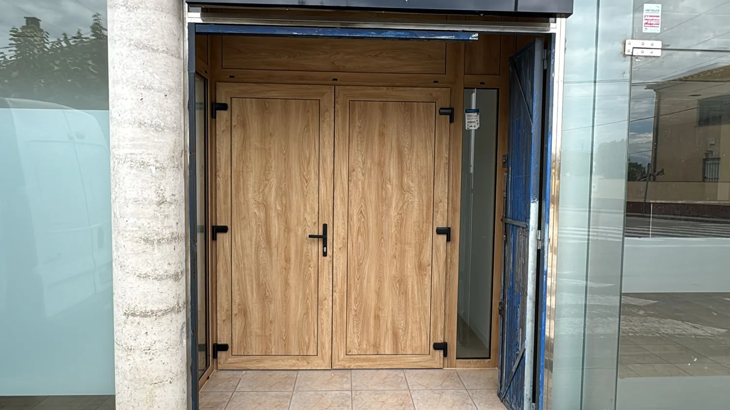 Puerta de entrada de aluminio imitación madera para local comercial (4)