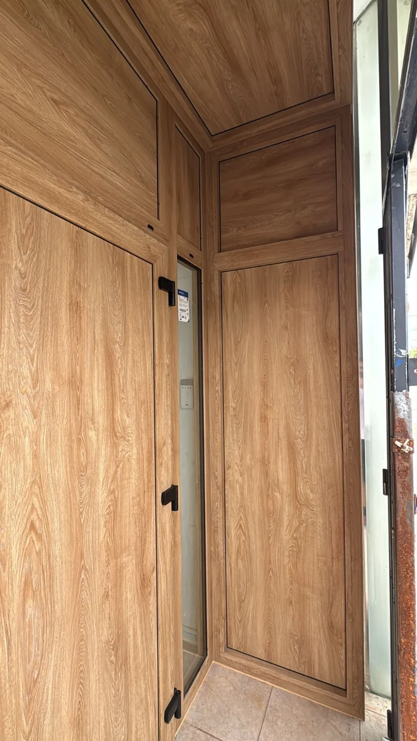 Puerta de entrada de aluminio imitación madera para local comercial (5)