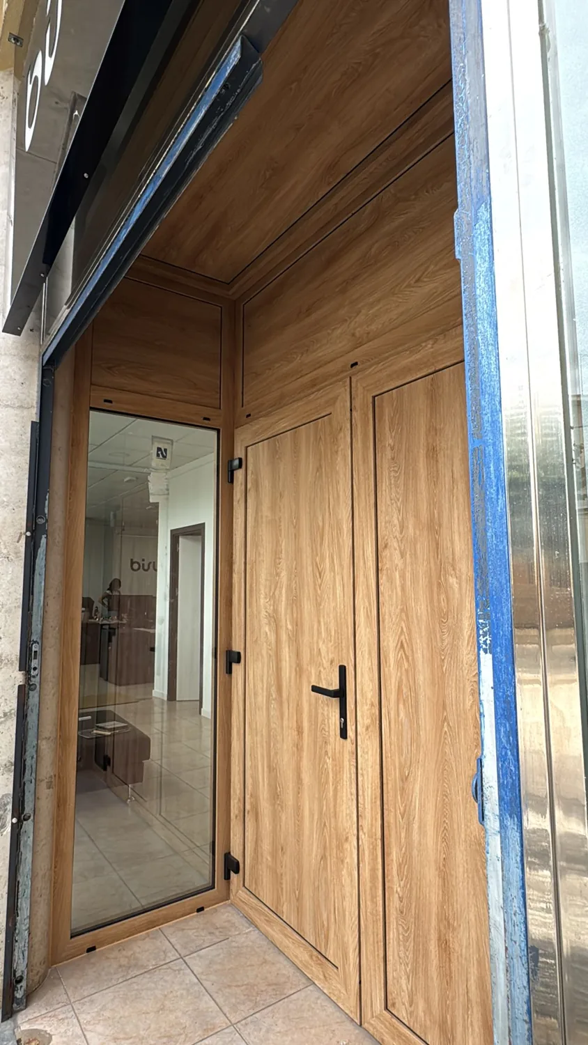 Puerta de entrada de aluminio imitación madera para local comercial (6)