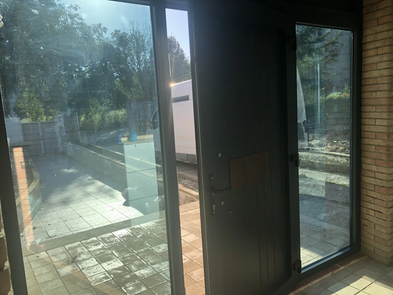 Porxo envidrat amb porta d'entrada de disseny a Porqueres (9)