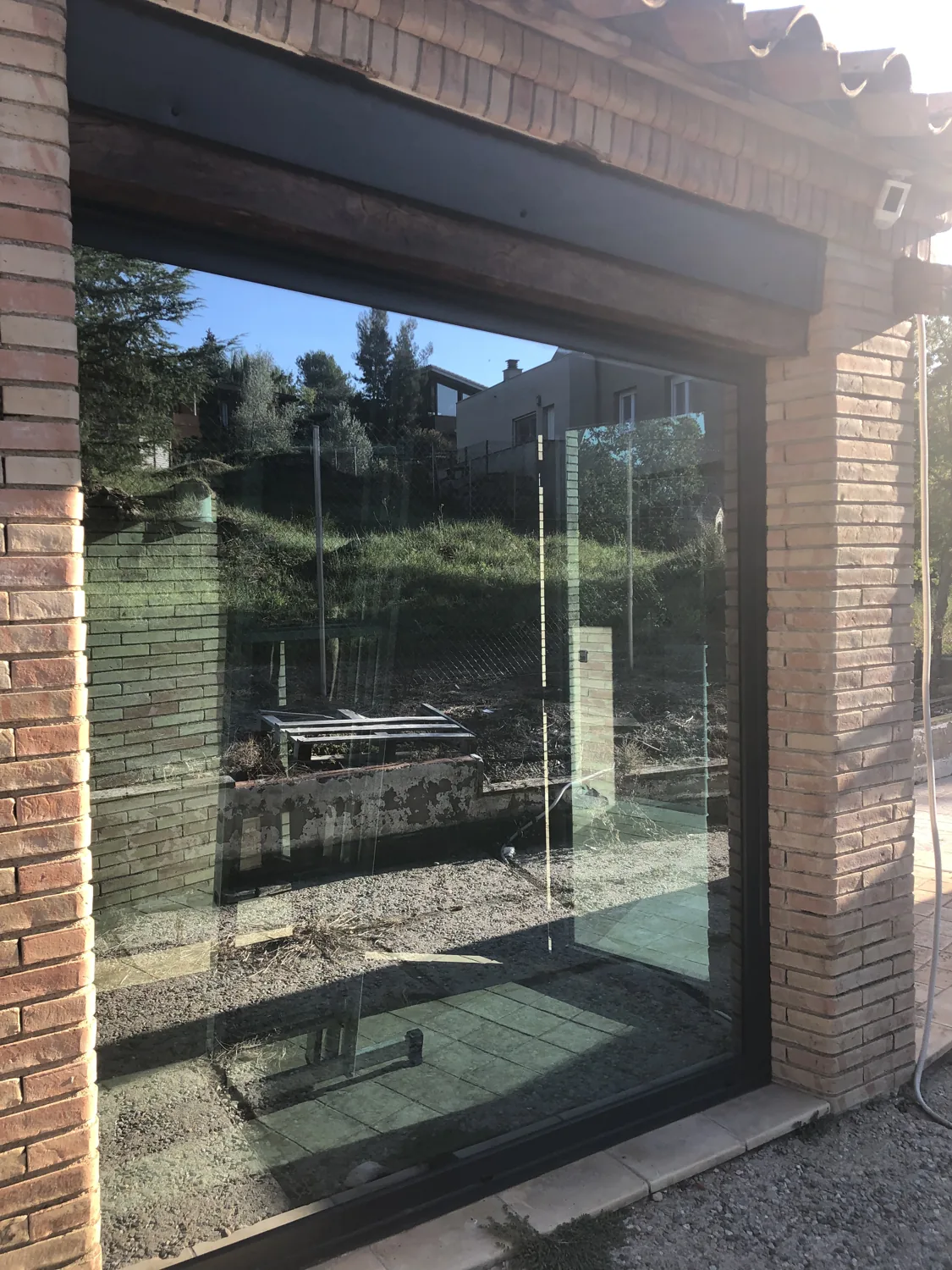 Porxo envidrat amb porta d'entrada de disseny a Porqueres (10)