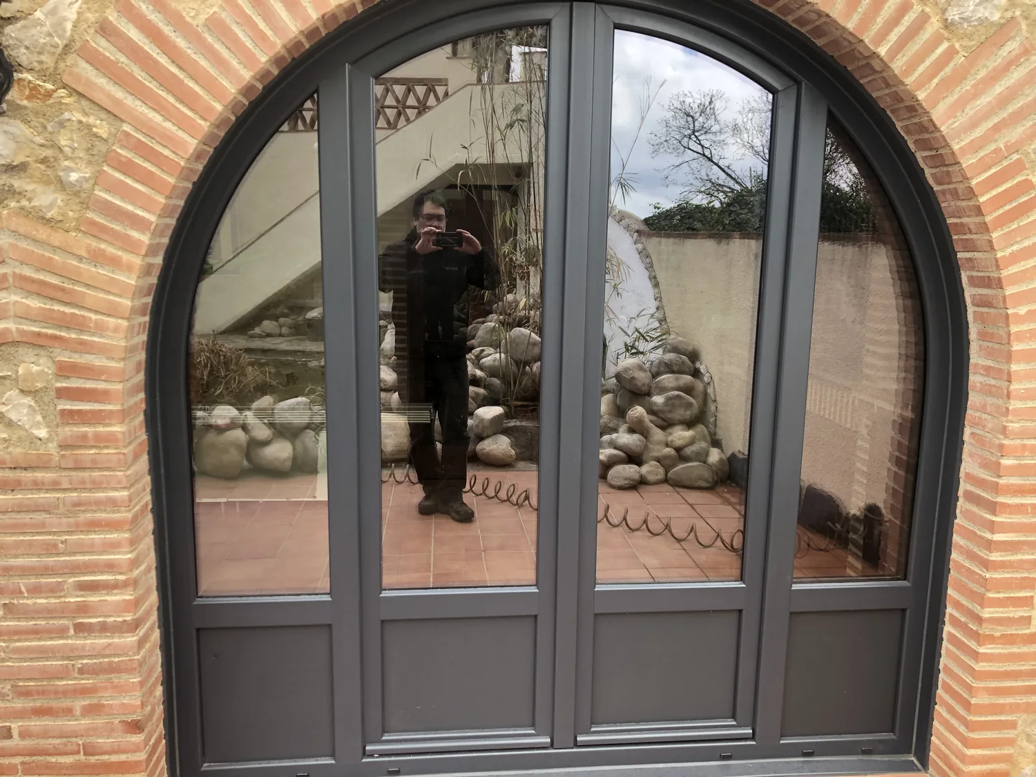 Puertas en arco de PVC antracita en una masía