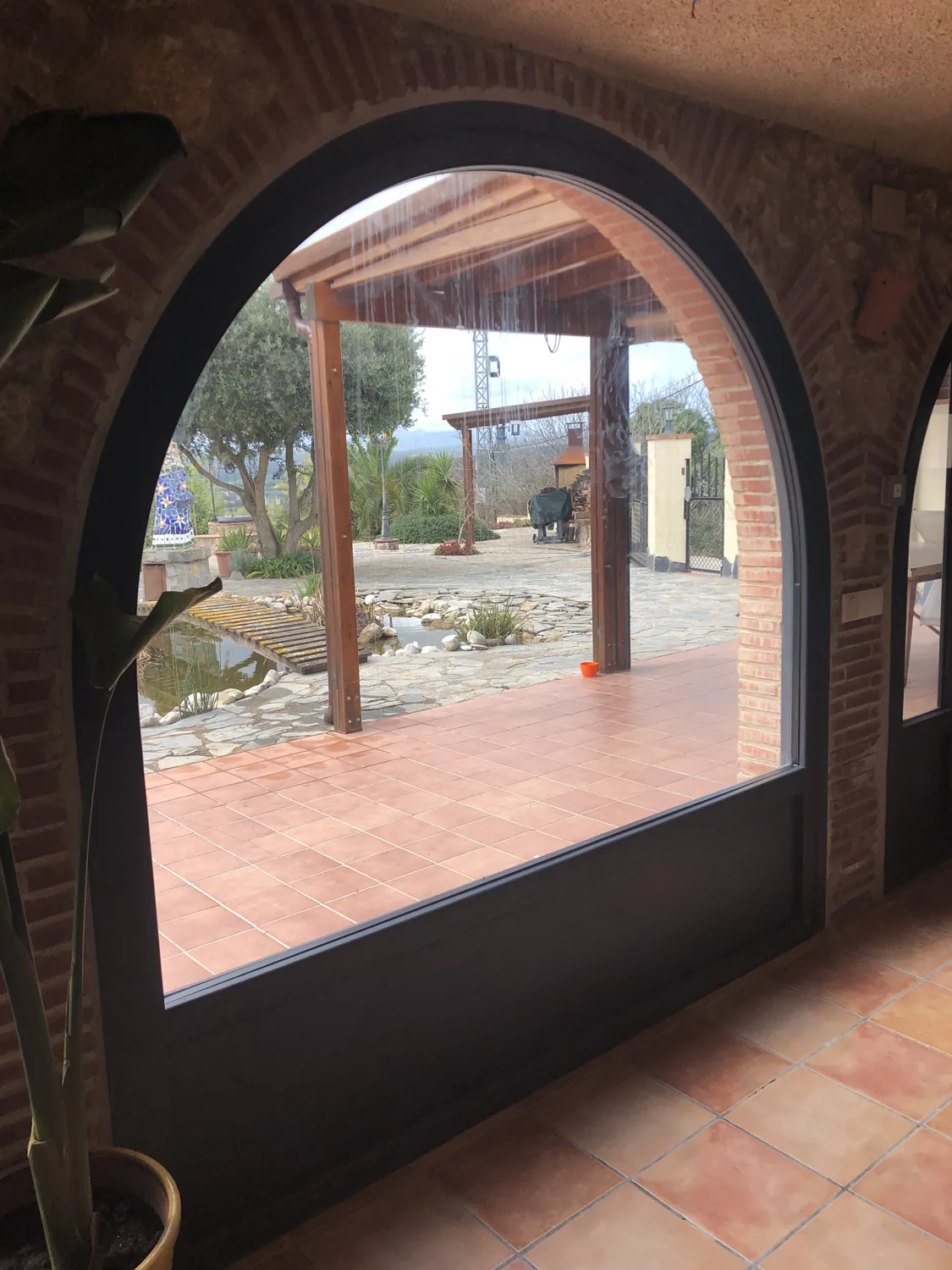 Portes en arc de PVC antracita en una masia (2)