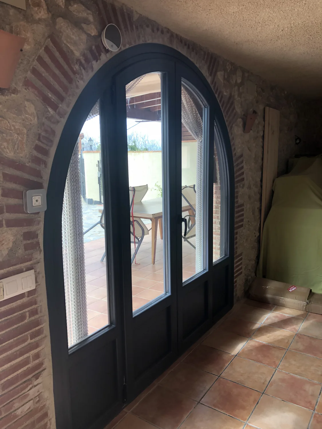 Portes en arc de PVC antracita en una masia (4)