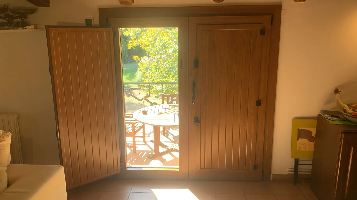 Puertas y balconeras de PVC imitación madera en una masía de piedra
