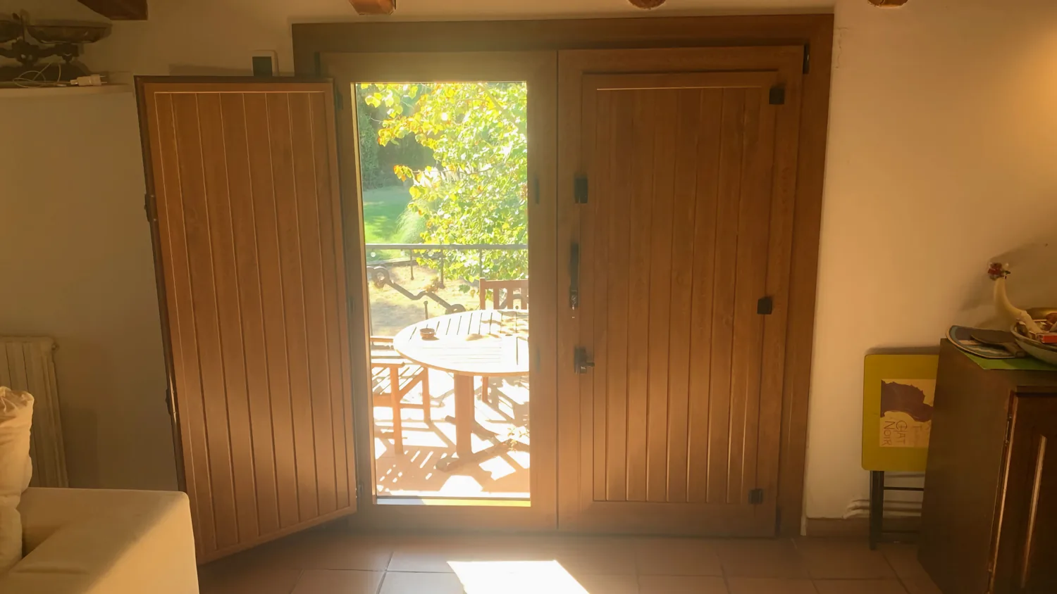Portes i balconeres de PVC imitació fusta en una masia de pedra (4)