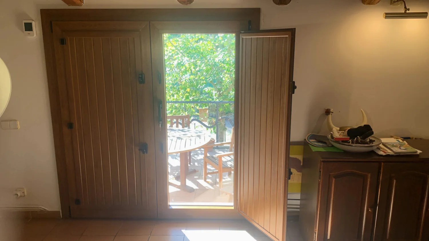 Portes i balconeres de PVC imitació fusta en una masia de pedra (5)