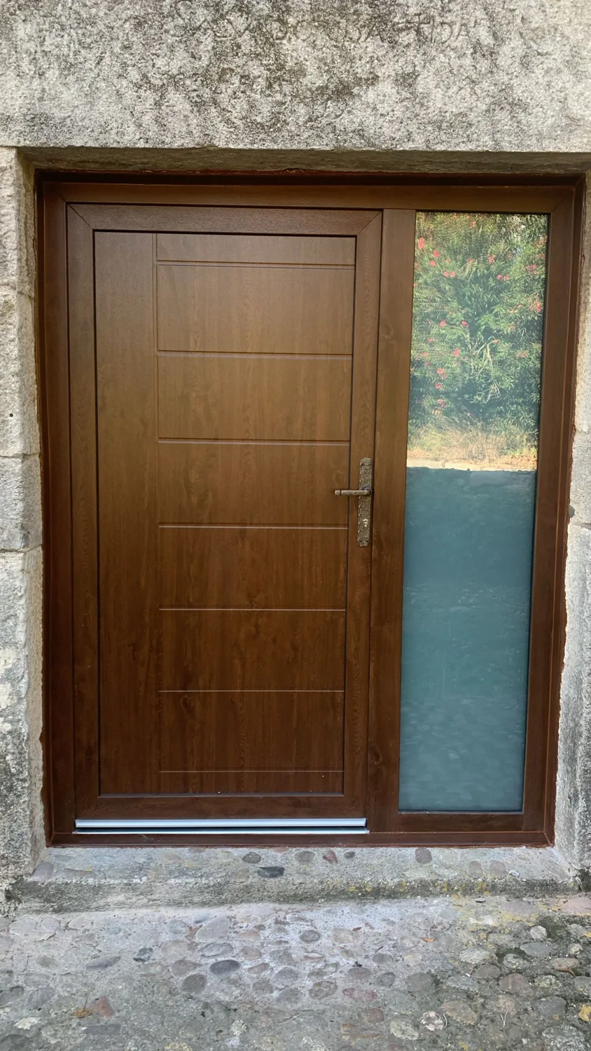Portes i balconeres de PVC imitació fusta en una masia de pedra (7)