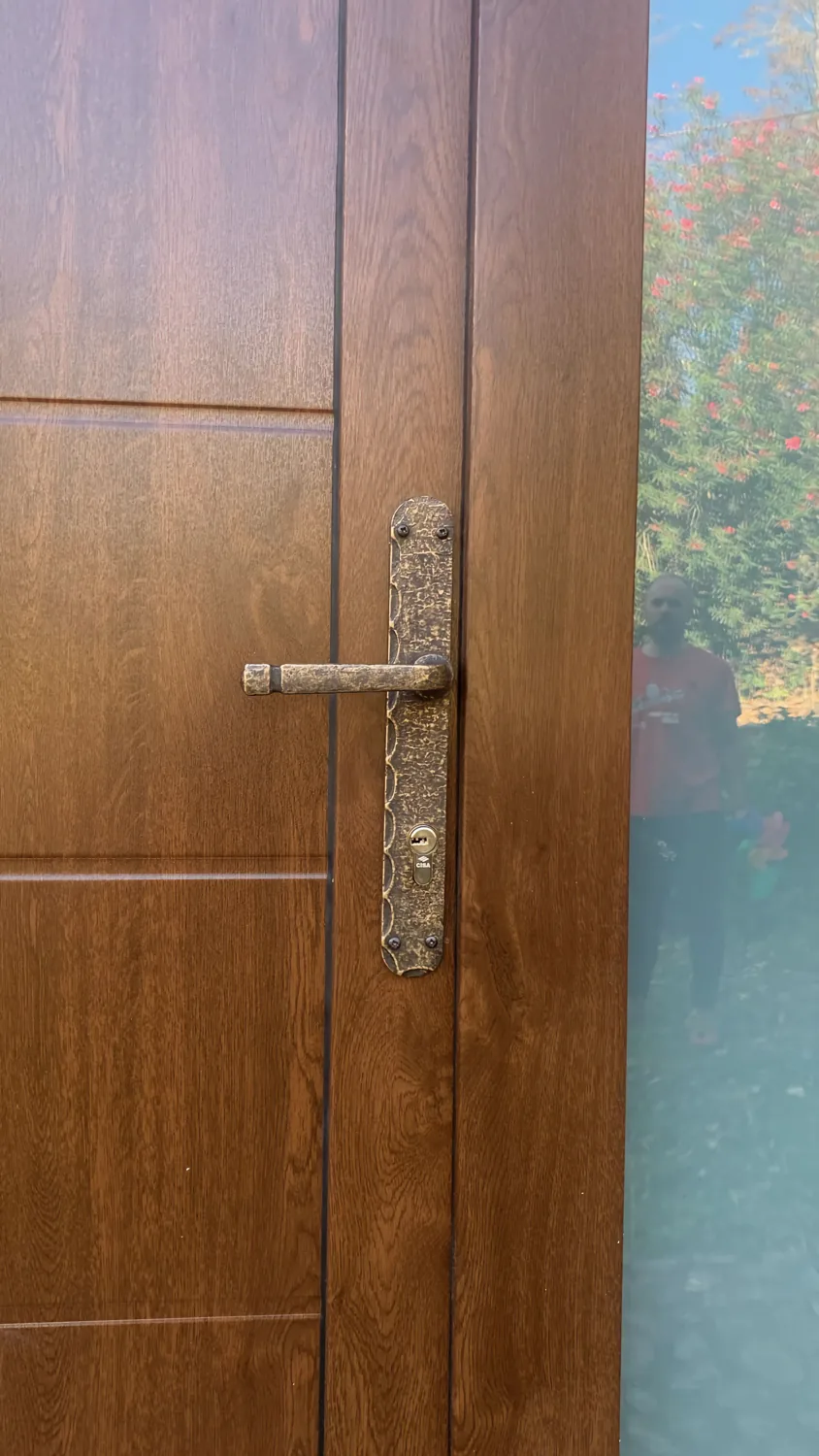 Portes i balconeres de PVC imitació fusta en una masia de pedra (10)