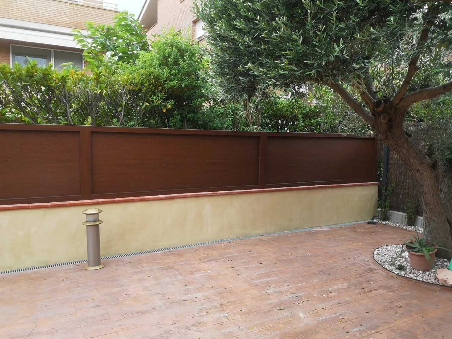 Revestimiento de terraza con paneles imitación madera