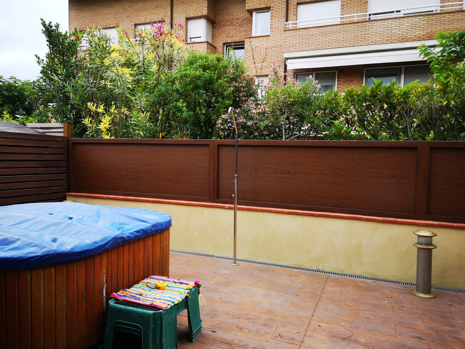 Revestiment de terrassa amb panells imitació fusta (2)