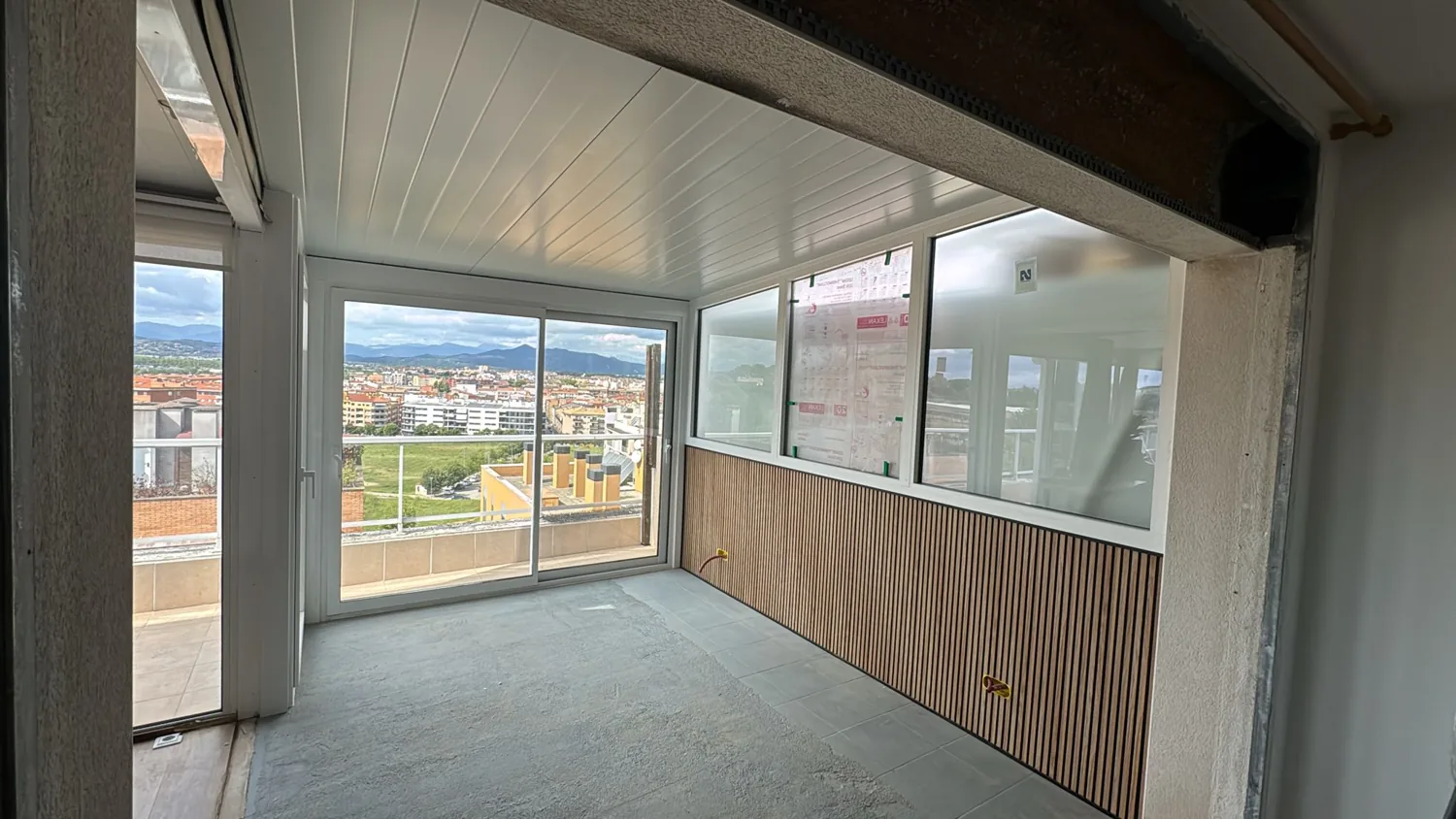 Cerramiento de terraza de aluminio blanco con vistas a Girona