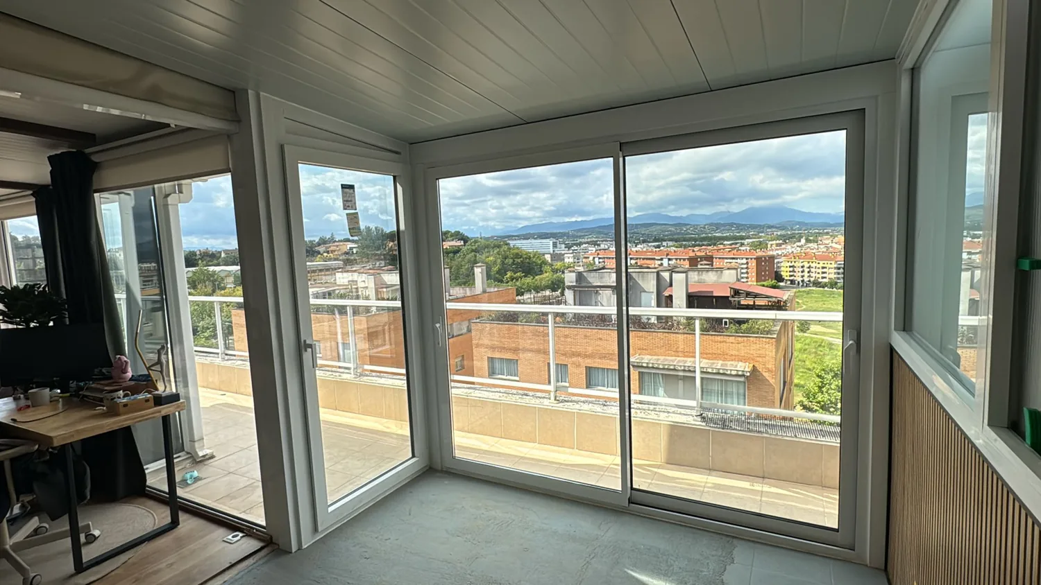 Cerramiento de terraza de aluminio blanco con vistas a Girona (2)