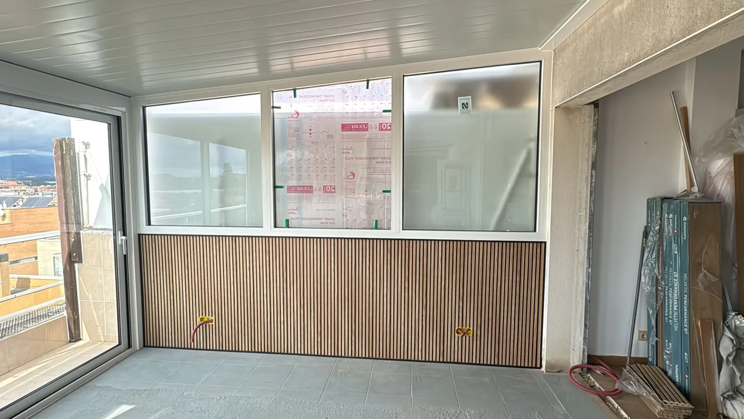 Cerramiento de terraza de aluminio blanco con vistas a Girona (3)