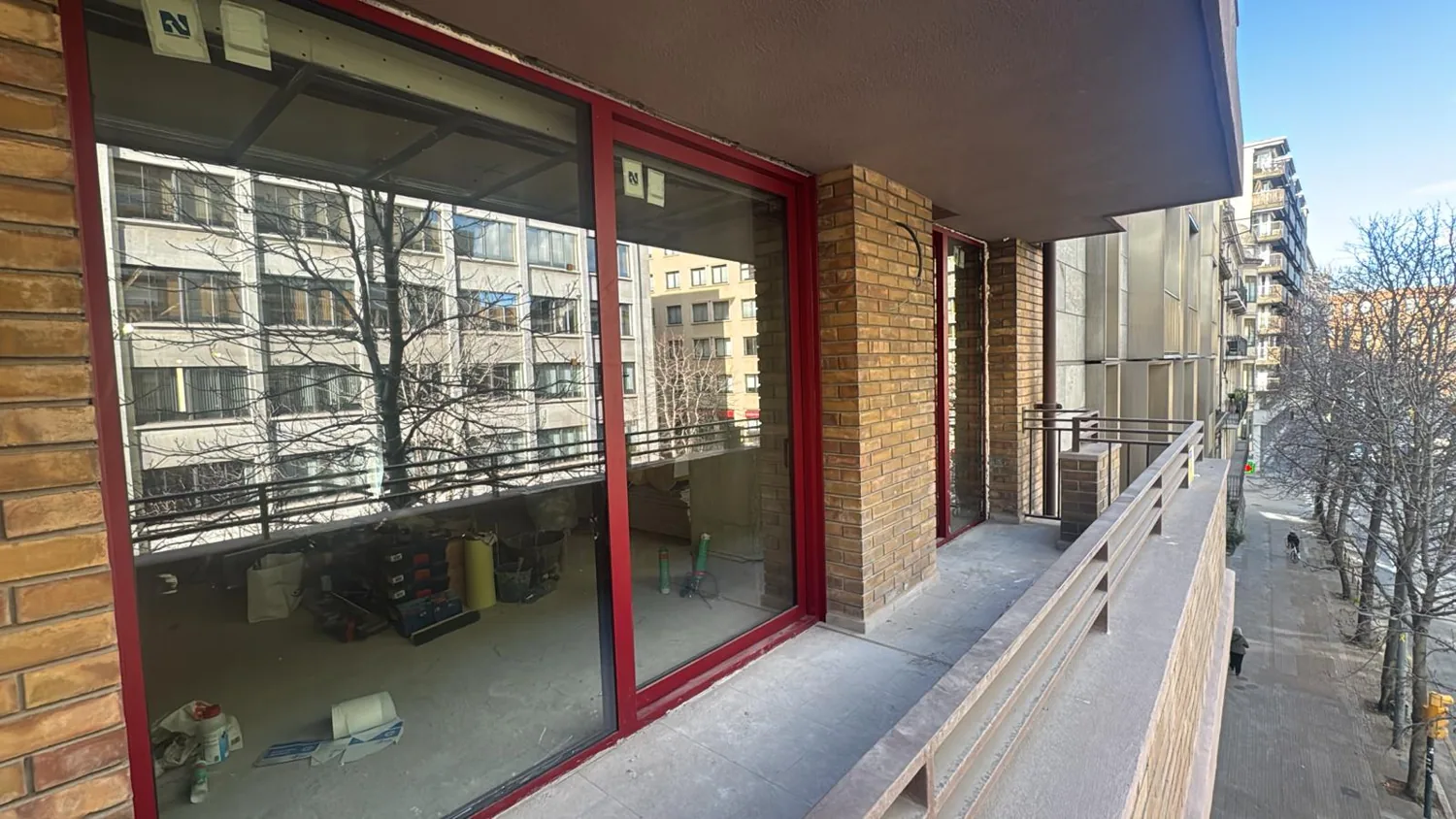 Cerramientos de aluminio rojo en un edificio urbano