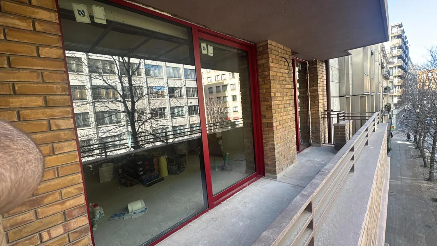 Cerramientos de aluminio rojo en un edificio urbano (2)