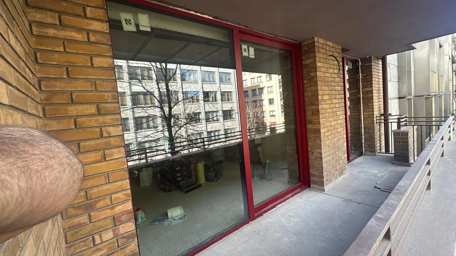 Cerramientos de aluminio rojo en un edificio urbano (3)