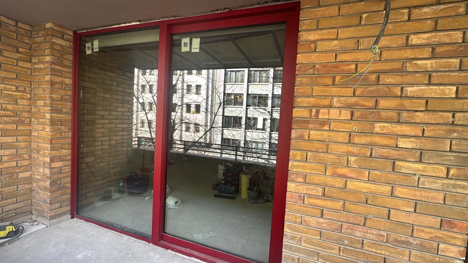 Cerramientos de aluminio rojo en un edificio urbano (4)