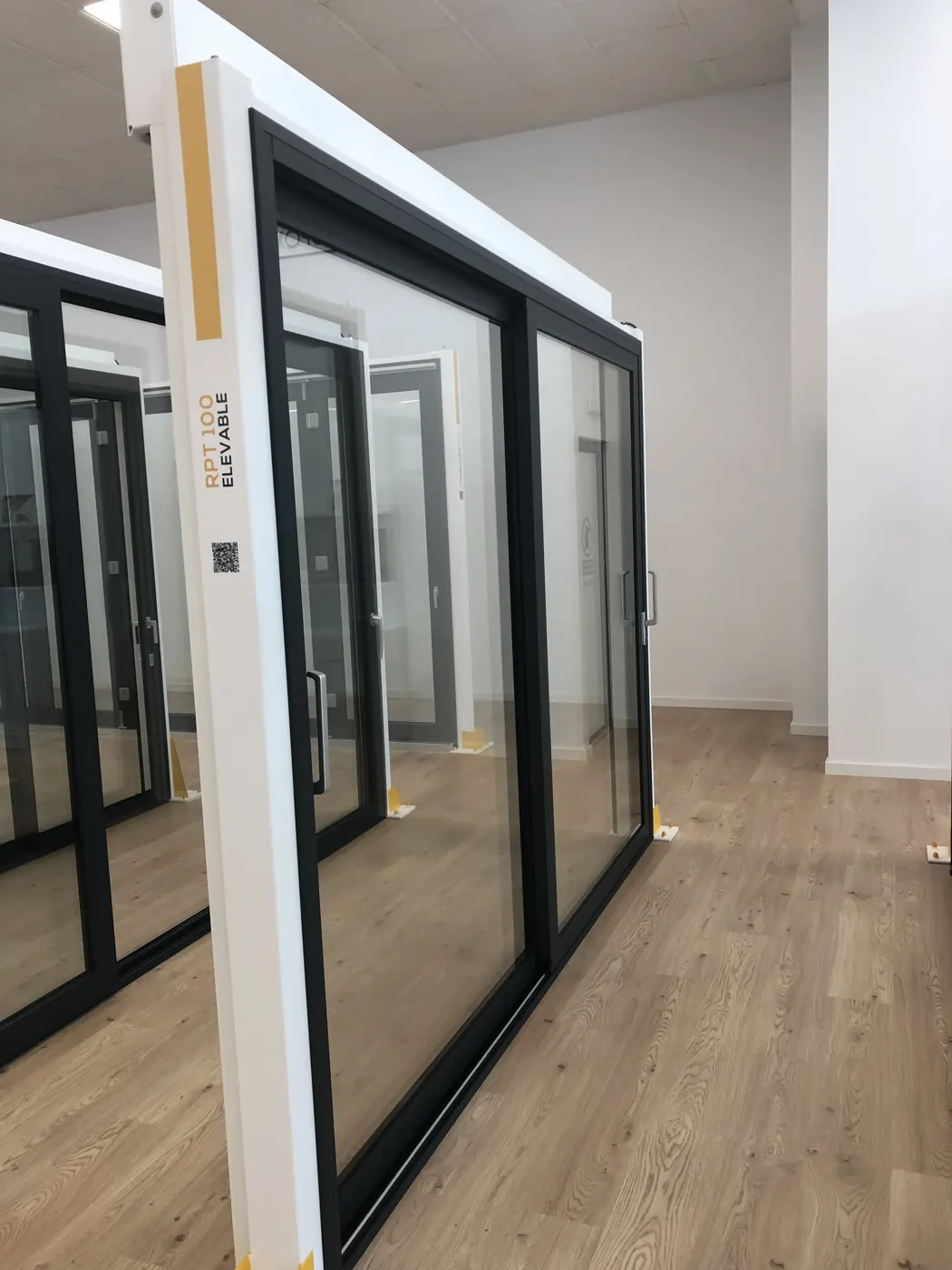 Porta o corredissa exposada al showroom de Granollers (37)