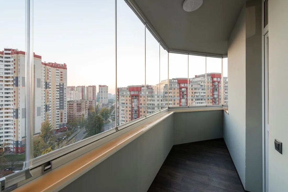 Terrassa tancada amb cortina de vidre i coberta que ombreja i guanya un espai climatitzat