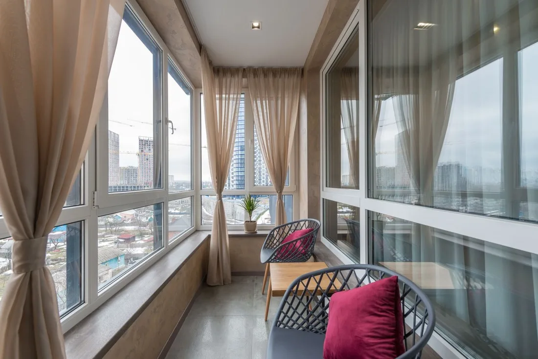 Galería acristalada con ventanas correderas de aluminio y vistas