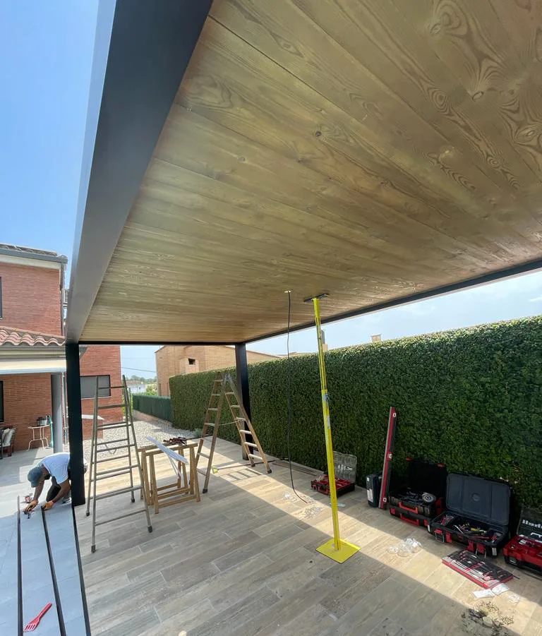 Techo de panel autoportante con acabado imitación madera