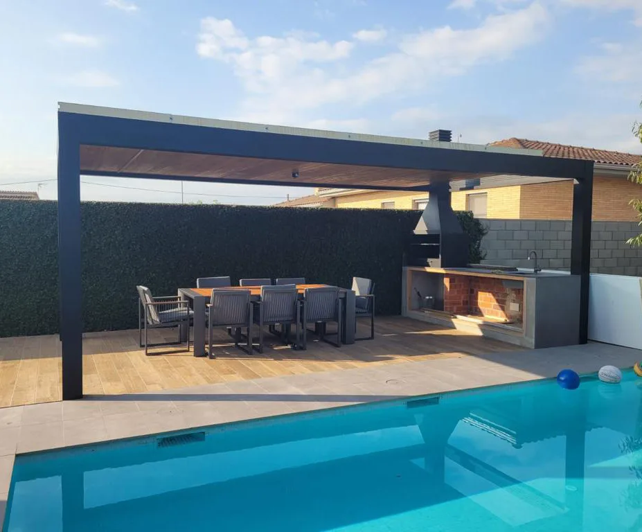 Techo de panel autoportante aislante cubriendo una terraza con piscina