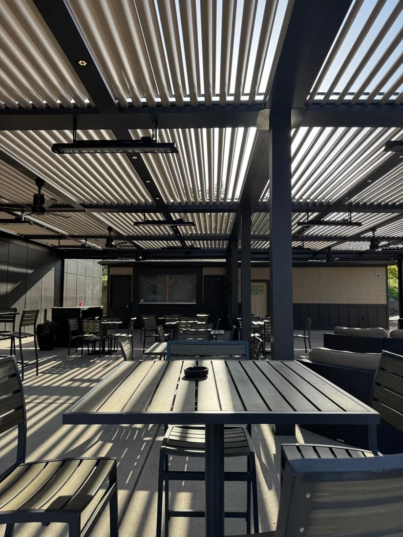Pérgola bioclimática de aluminio con lamas orientables sobre una terraza