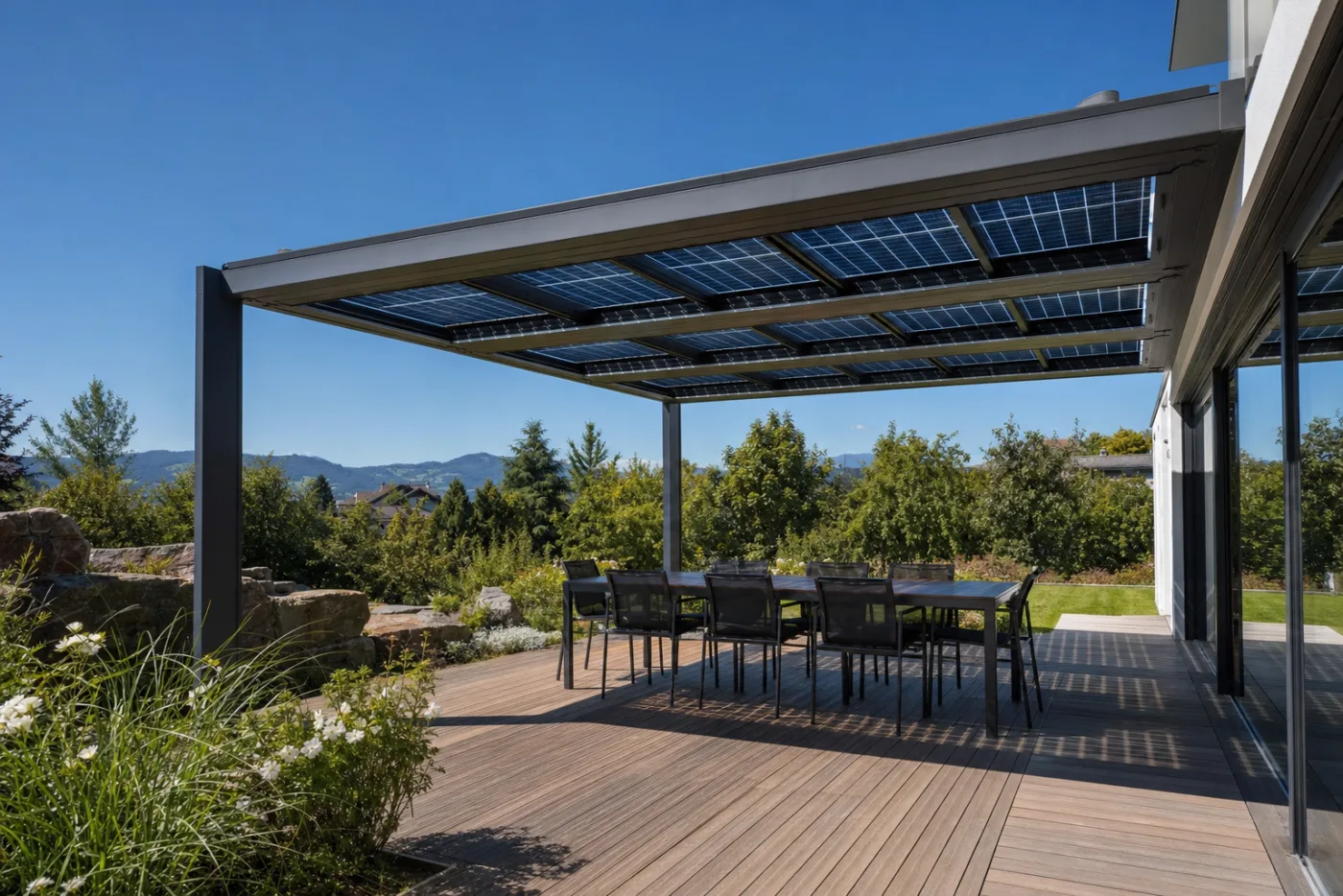 Pérgola de aluminio con placas fotovoltaicas integradas en la cubierta sobre una terraza