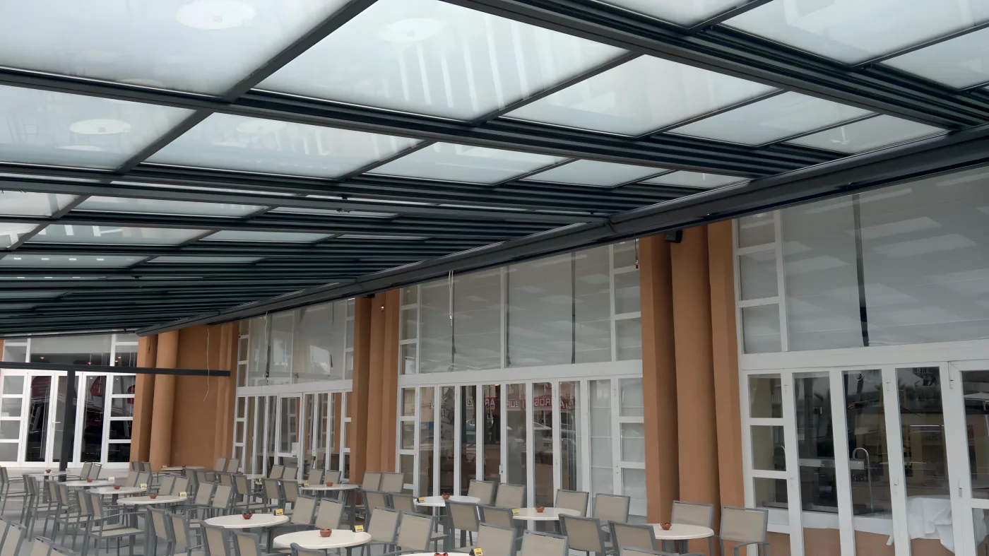 Techo móvil abierto sobre una terraza de hostelería de grandes dimensiones