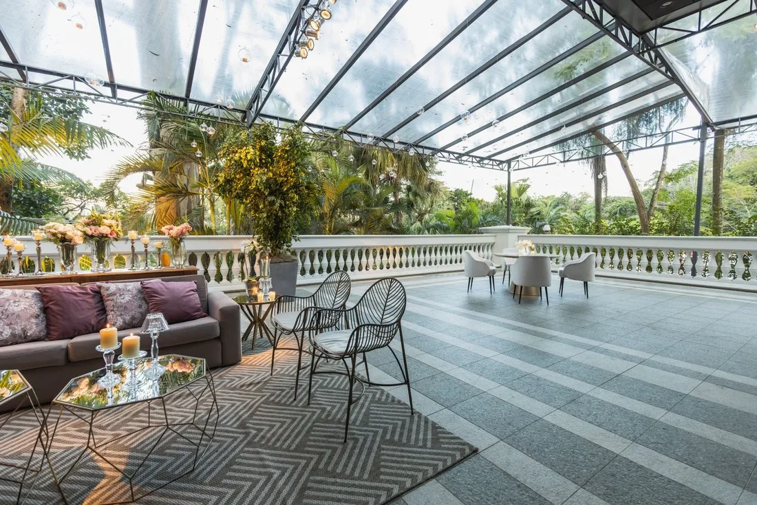 Terraza acristalada con techo de cristal en un espacio de hostelería
